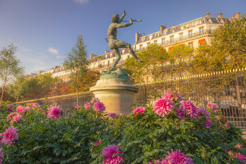 Luxembourg gardens with sculpture at springtime, Paris, France - obrazy, fototapety, plakaty