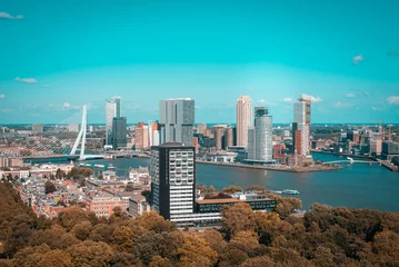 Rolgordijnen Drone shot van de Rotterdamse stad bij daglicht in Nederland © Grooya/Wirestock Creators