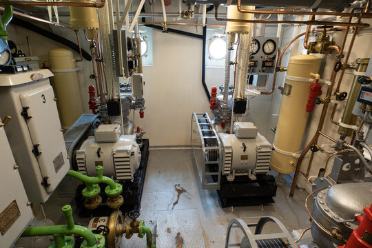 Maquinaria, motores diesel, transformadores, sala de maquinas, 