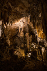 Formations géologiques calcaires à l'intérieur de la Grotte des Demoiselles