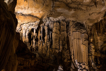 Fototapeta na wymiar Formations géologiques calcaires à l'intérieur de la Grotte des Demoiselles