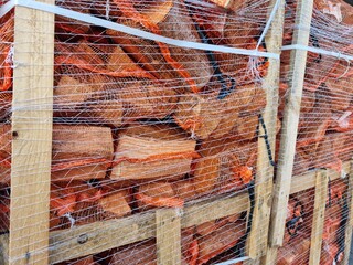 Wiązki drewna opałowego przygotowane do transportu. 