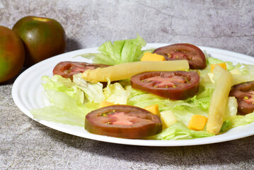 Green salad, with asparagus, tomato and cheese.