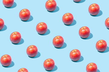 Obraz premium Red apples on a blue background