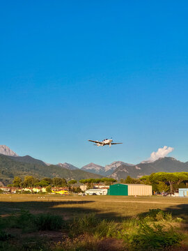 Aereo Piper in decollo dall'aeroporto di Cinquale a Massa in Toscana