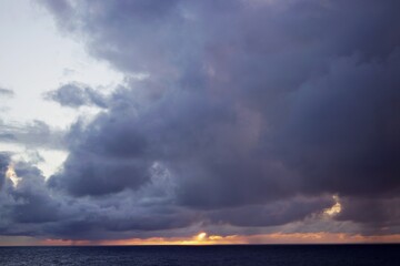 Naklejka na ściany i meble Mystische Wolkenformation über Ozean