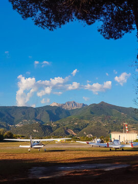 Aeroporto di Cinauqle - Massa in Toscana e le Alpi Apuane