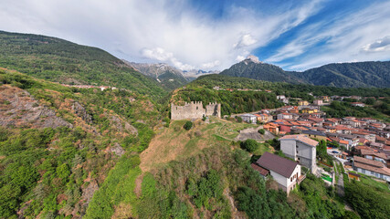 Obraz premium Stunning landscape of a village and old ruins