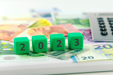 2023, Geld, Euroscheine, Taschenrechner - 525688541