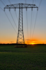 Freileitungstrasse im Sonnenuntergang Übertragung Energie