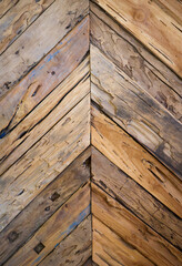 Eine Textur von schräg zueinander angeordneten Holzbrettern.