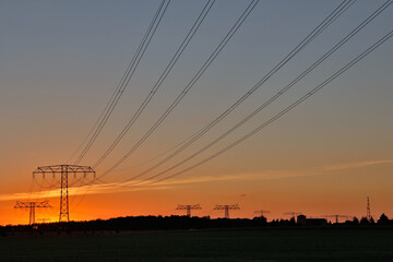 Fototapeta na wymiar Freileitungstrasse im Sonnenuntergang Übertragung Energie