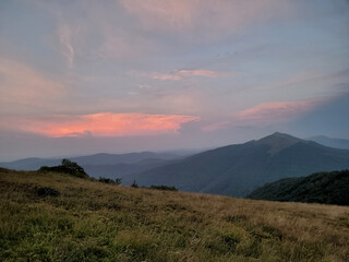Tło górskie po zachodzie słońca.