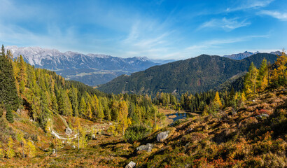 Obraz premium Calm autumn Alps mountain lake with clear transparent water and reflections. Untersee lake, Reiteralm, Steiermark, Austria.