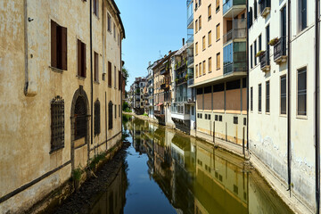 Fototapeta na wymiar Residential buildings with balconies on the canal in the city of Padua