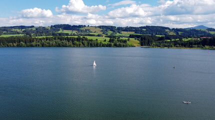 Fototapeta na wymiar Luftaufnahme mit einer Drohne von einem See mit Segelbooten und Stand-Up-Paddler