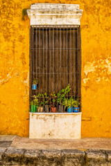 Fototapeta na wymiar Old yellow house at the magical town of Izamal in Mexico