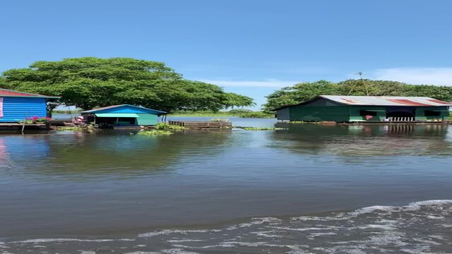 Ferme flottante sur la Rivi&egrave;re Sangker - Cambodge