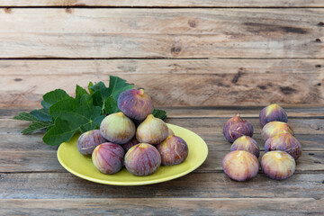 Higos maduros, recién cogidos del árbol