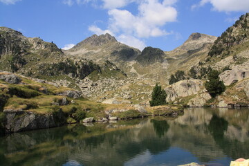 Naklejka na ściany i meble lago de montaña en el Pirineo