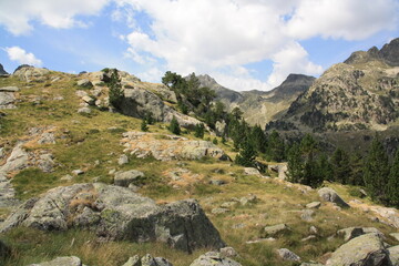 Fototapeta na wymiar Senderismo en las montañas del Pirineo