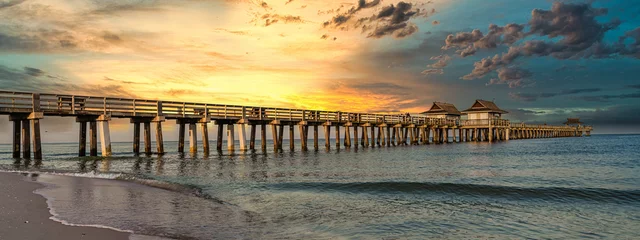 Fotobehang Napels Pier op het strand bij zonsondergang in Napels, Florida, USA © emotionpicture