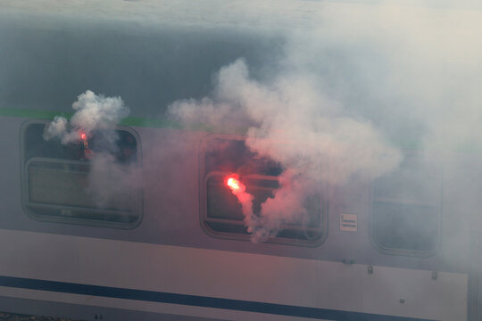 Kibice piłki nożnej jadą na mecz Śląsk Widzew w Wrocławiu. Z czerwonymi flarami. 