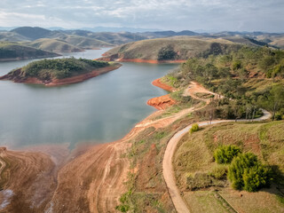 Visto de cima represa lagoa grande e linda com seca da agua no inverno.