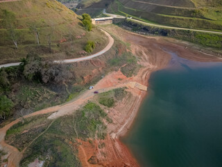 Visto de cima represa lagoa grande e linda com seca da agua no inverno.