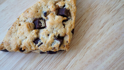 木のボードに置かれチョコチップスコーン