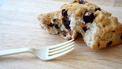 フォークとチョコチャンクスコーン