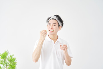 自宅で歯磨きする男性