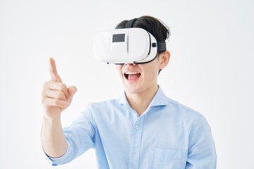 白背景でVRゴーグルをかけて会話する男性