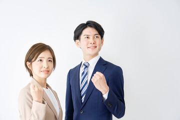 白背景でガッツポーズするビジネスウーマンとビジネスマン　コピースペースあり