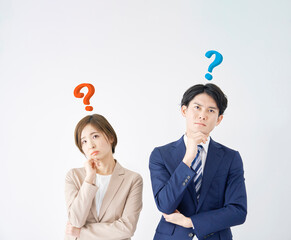 白背景で考えるビジネスウーマンとビジネスマン　クエスチョンマークあり
