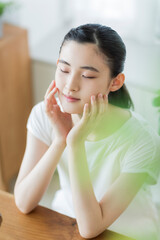 Naklejka premium 若い女性のスキンケア