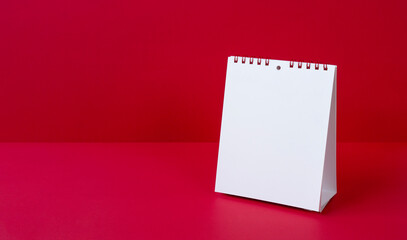 A calendar or a bulletin board on red background. In addition, it can be used for frames, notepads, notebooks, information boards, news, etc. 赤背景上のカレンダーまたは掲示板。その他、フレーム、メモ帳、ノート、案内板、お知らせなどにご利用いただけます - obrazy, fototapety, plakaty