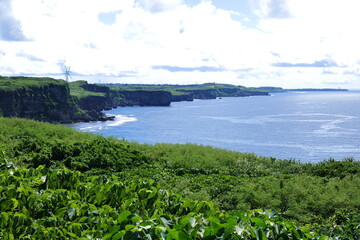 Fototapeta na wymiar 崖の続く海岸線の風景