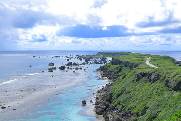 珊瑚礁地帯にある岬の風景