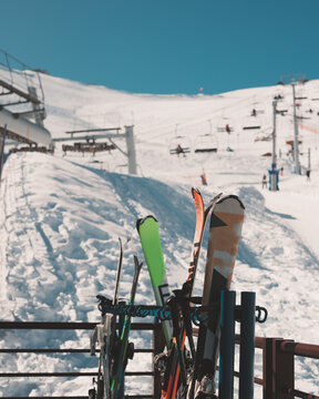 Ski en la monta&ntilde;a esperando a deportistas 