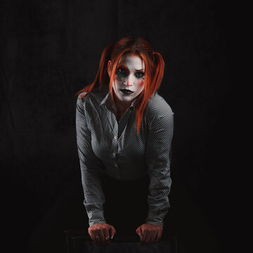 Chica maquillada de naipes en la oscuridad 