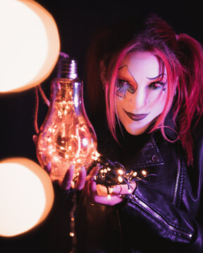 Chica maquillada en la oscuridad con luces
