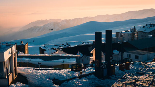 Vuelo en helic&oacute;ptero sobre monta&ntilde;as con nieve