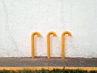 Tres tubos amarillos 