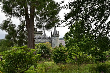 Fototapeta na wymiar Inveraray Castle mit Park in Inveraray, Schottland