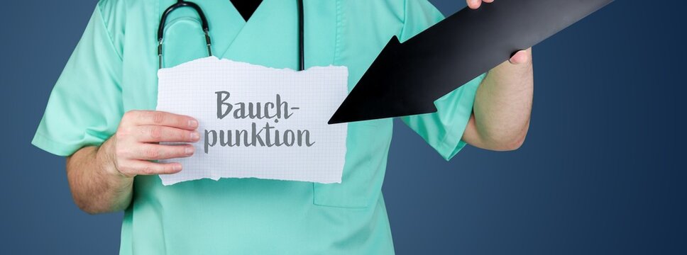 Bauchpunktion. Arzt h&auml;lt Zettel und zeigt mit Pfeil auf medizinischen Begriff.