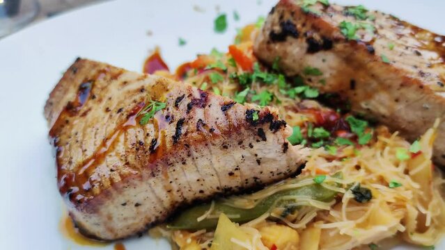 steak de thon snack&eacute;, nouilles et l&eacute;gumes