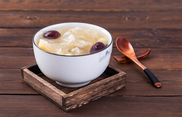 Nourishing red date, white fungus and lotus seed soup © 大 李