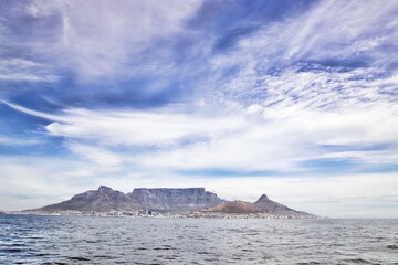 Silhouette von Kapstadt und Tafelberg
