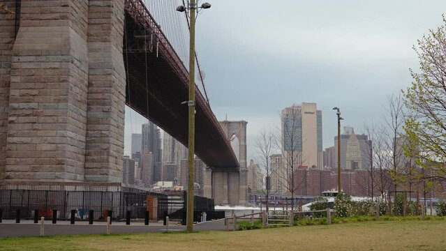 Panoramic shot of a Brooklyn bridge and buildings in the background